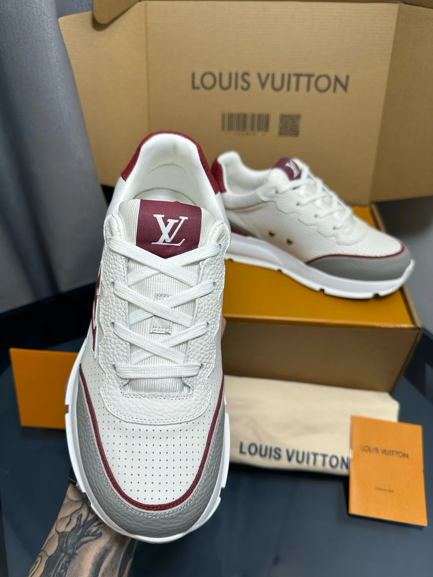 Factory price: 700💰🌈LV | Louis Vuitton 2025𝐬𝐬 🧡💚2025 spring and summer new style top version‼ ️The original version is the same. The counter focuses on the latest casual shoes and new hard goods🆕 ❥Purchasing agent level! Full of high-end feel! A popular model among bloggers at home and abroad, it’s retro and fashionable, and looks stunning on your feet! Wear a lot of happiness! The official website's main recommendation★ ━━━━━ ЅᏇєєt ━━━━━ ▪️Upper: Original custom-made imported calfskin fabric ▪️Inner: breathable gauze imported from Italy ▪️Outsole: rubber foam ➕t men's men's shoes 💰u high-end outsole ▪️Color: nine colors available ▪️Shoe size: 35-44, (45, 46 customized)